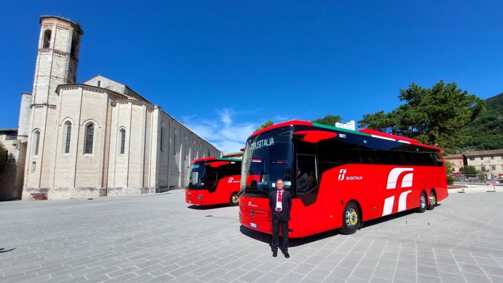 I bus del servizio Gubbio Link in piazza Quaranta Martiri